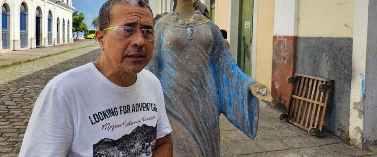 O artista Eduardo Sereno explica como será o processo de restauração da estátua de Iemanjá (Foto: Divulgação)